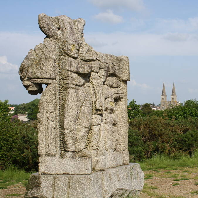 Le Mont Gaillard et sa statue, à Mauléon